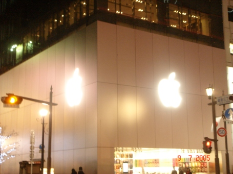 Apple store Ginza, housed in a pearly white cube