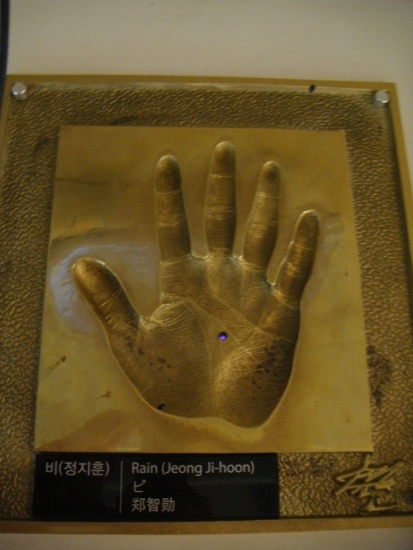 Rain's hand print
