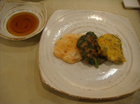 3) Seasonal pan-fried delicacies (from left: prawn cake, shallot pancake, mussel omelette). The one in the middle tastes like shanghai dumpling