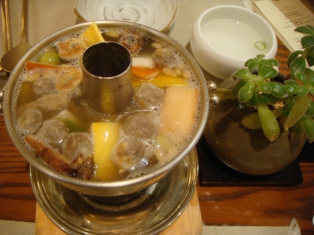 Sinseollo (Royal hotpot) - beef balls (no funny white bits inside like tendon), meatballs, shitake mushroom, shrimp, sea cucumber, pinetree seed, green onions, ginko nuts and some more stuff that I couldnt recognise.